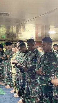 Tentara Indonesia dan Australia Salat Jumat Berjemaah di Atas Kapal Perang