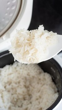 Tips Simpel Menyimpan Nasi Tanpa Risiko Berkerak di Rice Cooker