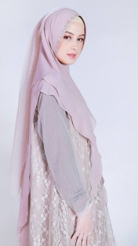 Cantik Pakai Gamis dan Hijab Syar