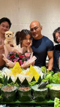 Potret Perayaan Ultah Sabrina Chairunnisa Bareng Deddy Corbuzier & Anak-anak, Sederhana dengan Nasi Tumpeng di Rumah