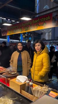 Duo Nenek Kece, Potret Rieta Amilia & Desiree Tarigan Liburan Bareng ke Korea - Berburu Aneka Jajanan Lezat