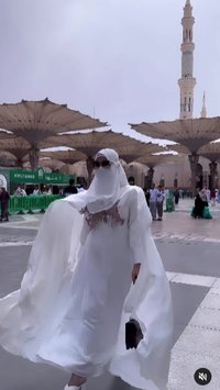 Buntut Pakai Hijab Saat Umrah, Selebgram Transgender Isa Zega Dilaporkan ke Polisi Dugaan Penistaan Agama