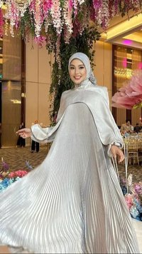 Inspirasi Gamis Lebaran 2025: Plisket Futuristik dan Renda Feminin.