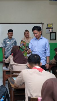 Gibran Tinjau Uji Coba Makan Gratis di SMK Semarang, Siswa: Kurang Kenyang