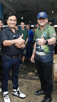 Gaya Keren Menko HAM Jalan-Jalan ke Pasar Ikan, Tak Disangka Bertemu Eks Bupati Adik Ahok