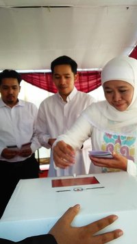 Khofifah Ajak Dua Anaknya Nyoblos di TPS Dekat Rumah: Kita Sudah Lakukan Ikhtiar InsyaAllah Sangat Maksimal