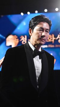 Jung Woo Sung Ucapkan Terima Kasih Atas Kemenangan Film 12:12 The Day dan Permintaan Maaf di Blue Dragon Film Awards