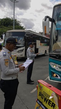 FOTO: Jelang Natal dan Tahun Baru, Terminal Kalideres Cek Kelaikan Jalan Bus-Bus AKAP