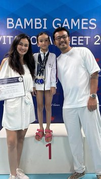 Potret Salma Putri Cantik Atiqah Hasiholan & Rio Dewanto Raih 4 Medali Emas di Kompetisi Gymnastic