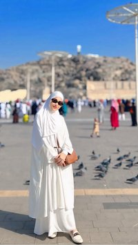 Cantiknya Ayu Ting Ting Pakai Gamis Serba Putih saat Umrah Bareng Keluarga, Pesonanya Bikin Adem & Didoakan Istiqamah