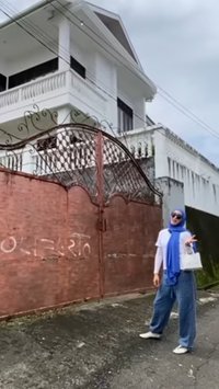 Mewah dan Megah, Angelina Sondakh Sambangi Rumah Masa Kecil di Manado, di Dalamnya Banyak Barang-barang Antik