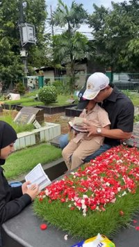 Potret Fuji & Fadly Faisal Ajak Gala Sky Ziarah Kubur ke Makam Orangtua di Hari Ultah Vanessa Angel