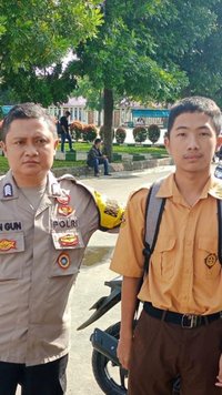 Cerita Haru Polisi di Garut Dampingi Pelajar Yatim Piatu Ambil Rapor