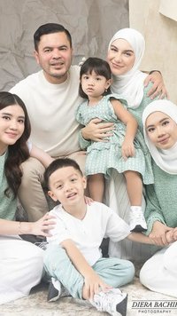 Penuh Kehangatan & Kebahagiaan, Potret Irish Bella dan Haldy Sabri Foto Keluarga Bareng Keempat Anaknya