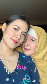 Jarang Tersorot, Potret Ibunda Raisa yang Cantik Banget Mirip Sang Putri - Hidung Mancung & Senyumnya Manis Banget