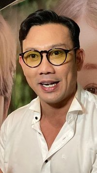 Potret Denny Sumargo Rayakan Natal di Singapura, Perdana Kenalkan Baby Biel ke Keluarga Olivia Allan