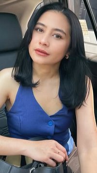 Potret Prilly Latuconsina Pakai Baju Biru Sambil Pose dengan Rambut Baru di Mobil, Cantiknya Disebut Gak Habis-habis