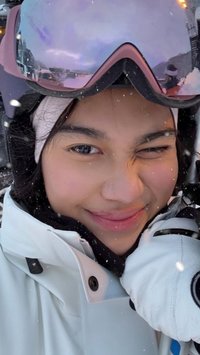 7 Potret Cantik Menawan Azizah Salsha Jajal Main Ski di Nesiko Jepang, Tetap Tampil Memukau saat Terjatuh