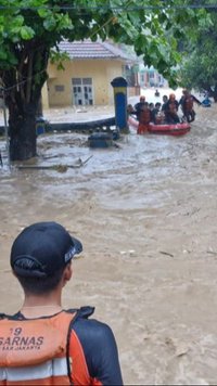 Aksi Dramatis SAR Selamatkan Puluhan Warga Terjebak Banjir Bandang Setinggi 1,5 Meter