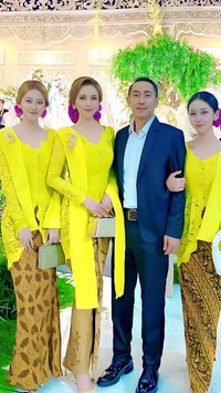 Potret Kombes Pol Slamet Riyadi Diapit 3 Wanita  Cantik Pakai Kebaya Kuning di Pernikahan Putra Rektor Ubhara Jaya Jadi Sorotan