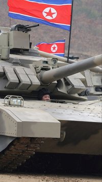 FOTO: Momen Langka Kim Jong-un Kendarai Tank Tempur Korea Utara, Gayanya Bak Serdadu Perang