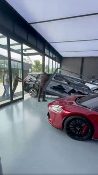 Kronologi Pengemudi Xpander Mabuk Tabrak Mobil Porsche GT di Showroom Mewah Kawasan PIK 2