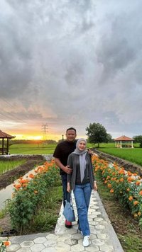 Brigjen Polri Anak Eks Kapolri Nongkrong di Pinggir Sawah Sama Istri, Tulis Kalimat Romantis Bikin Baper