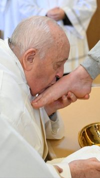 FOTO: Di Atas Kursi Roda, Paus Fransiskus Basuh dan Cium Kaki Napi Wanita Saat Kamis Putih