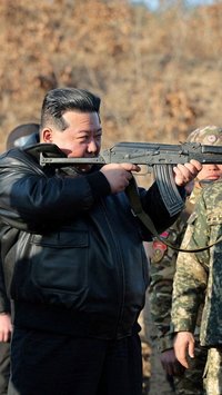 FOTO: Tampil Berjaket Kulit Hitam, Kim Jong-un Jajal Senapan Serbu saat Tinjau Kesiapan Pasukan untuk Perang