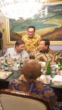 FOTO: Keakraban Prabowo Subianto dengan Para Menteri saat Merapat di Open House Kediaman Airlangga Hartarto