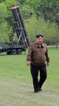 FOTO: Wajah Puas Kim Jong-un Luncurkan "Nuklir" sebagai Serangan Balasan