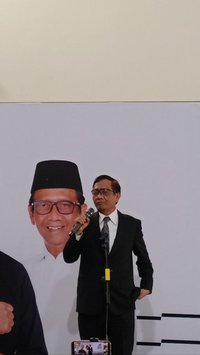 Momen Hangat dan Akrab Hotman Dengan Mahfud MD di Sidang MK