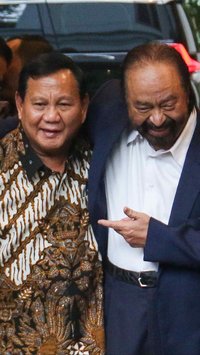 FOTO: Momen Mesra Prabowo dan Surya Paloh Rangkulan Erat, Sinyal Kuat Gabung Koalisi?