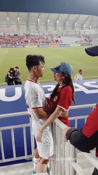 10 Momen Azizah Salsha Beri Pelukan Hangat untuk Pratama Arhan Usai Timnas Indonesia U-23 Menang dari Korea Selatan, Sweet Banget!
