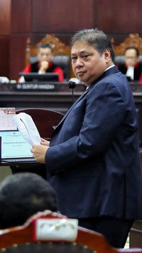 VIDEO: Respons Airlangga Ditanya Hakim MK Arief Hidayat, Suara Golkar Naik Tinggi Berkat Bansos