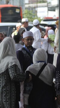 FOTO: Tiba di Asrama Pondok Gede, Jemaah Haji Kloter Pertama Siap Diberangkatkan ke Tanah Suci