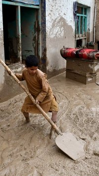 FOTO: Porak Poranda Afghanistan Setelah Banjir Dahsyat Bercampur Lumpur, Lebih dari 300 Orang Tewas