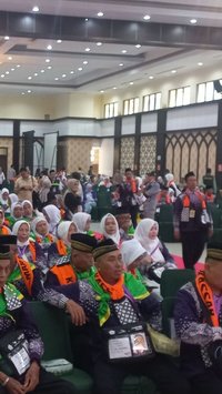 VIDEO: Sambutan Meriah, 393 Jemaah Calon Haji Indonesia Tiba di Madinah Diiringi Selawat Nabi & Taburan Bunga