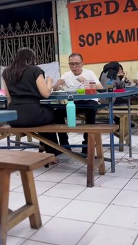 Momen Jenderal Bintang 3 Makan Sate di Warung Kaki Lima, Romantis Bareng Istri Bak Remaja Lagi Kasmaran