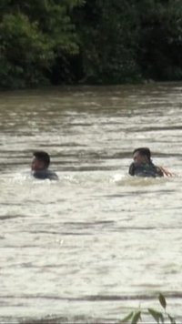 Aksi Dramatis Dua Anggota TNI Berenang, Berjibaku Selamatkan Petani Terseret Arus Deras Sungai Lekukan