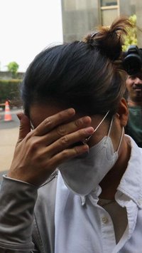 FOTO: Windy Idol Tutupi Wajah Usai Diperiksa KPK Terkait Dugaan Kasus TPPU