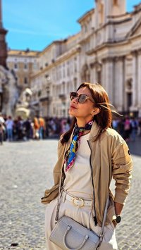 Foto-Foto Cantik Najwa Shihab Liburan di Italy, Happy Bareng Bestie