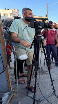 FOTO: Kisah Jurnalis Palestina Tetap Meliput Perang di Jalur Gaza Meski Kaki Diamputasi