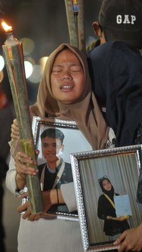 FOTO: Isak Tangis Pelajar se-Jabodetabek Warnai Aksi Solidaritas untuk Korban Kecelakaan Bus SMK Lingga Kencana Depok