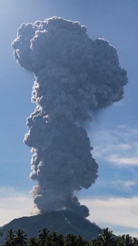 Gunung Ibu Erupsi, Lontarkan Abu Vulkanik Setinggi 5 Kilometer