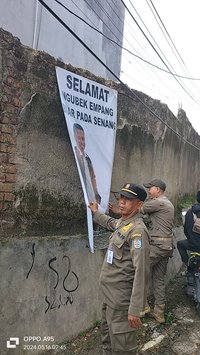 Spanduk Bergambar Sekda Depok Dicopot Satpol PP, Karena Jadi Kandidat Pilkada?