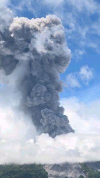 Gunung Ibu Muntahkan Abu Vulkanik, Warga Diimbau Jauhi Radius Empat Kilometer dan Pakai Masker Keluar Rumah