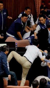 FOTO: Potret Kericuhan di Rapat Parlemen Taiwan, Anggota Dewan Adu Jotos hingga Panjat Meja