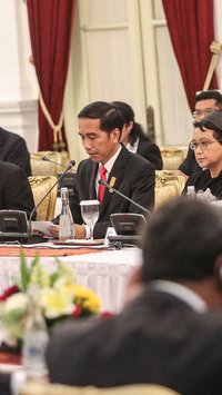 Arahan Jokowi: Semua Pihak Harus Bekerja 24 Jam Selesaikan 26.000 Kontainer yang Tertahan di Tanjung Priok dan Tanjung Perak