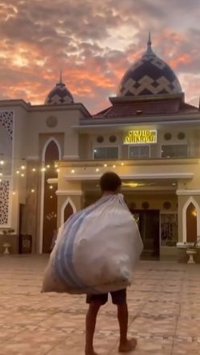 Tak Lupa Sholat di Masjid saat Sedang Memulung, Remaja Putus Sekolah Langsung Dapat Rezeki Tak Diduga-duga